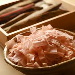 荒節、本枯節、鮪節。特注の削り箱で削る節は3種類