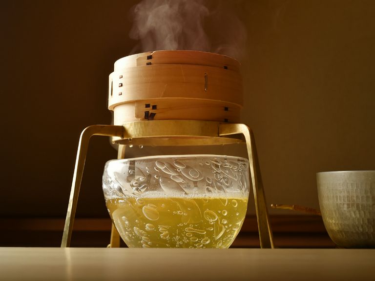 一組ずつ目の前でだしをとる。削る音も、広がる香りもごちそう