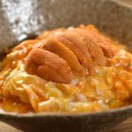 〆のご飯は店主のルーツでもある【はしたて】の名物小丼が登場。ほかに、削った鰹節をかけた『じゃこご飯』、『お雑炊』など三種から選べる。お腹に余裕がある人は三種全部オーダーできるのも嬉しい。