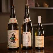日本酒は常時7～8種をラインナップ。先々代の時代まで続いた造り酒屋を当代が復活させた群馬『栄万寿』が店主のお気に入り。『菊姫』とタカハヤという川魚の雑魚でつくる骨酒も定番の逸品です。