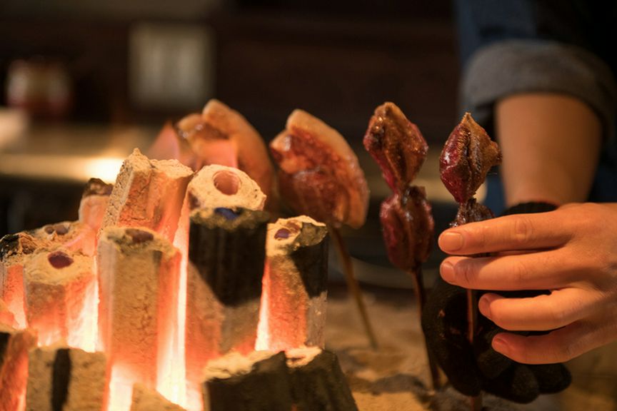 狩猟免許を持つ店主の話が聞けるコの字型のカウンター