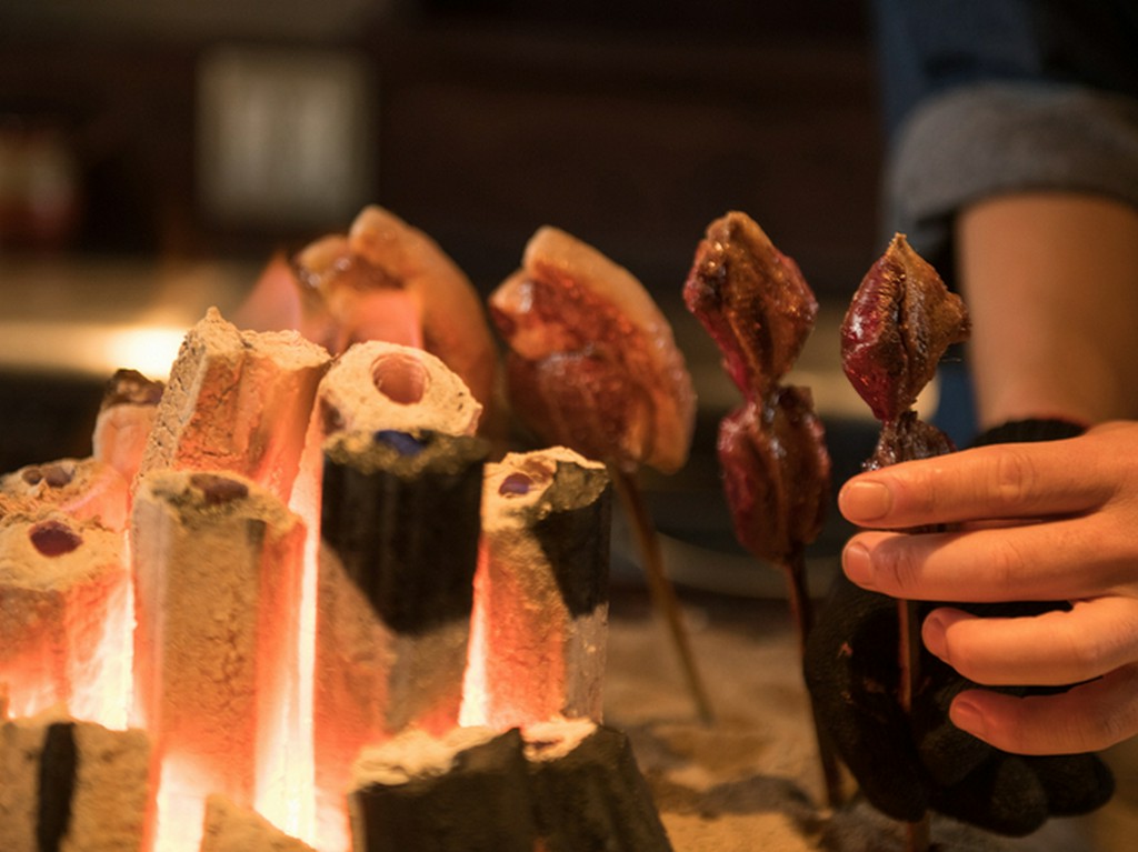 狩猟免許を持つ店主の話が聞けるコの字型のカウンター