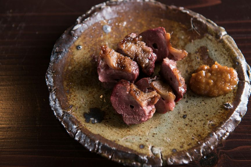 網捕りにより滋味が溢れ出す『尾長鴨の炭火焼き』