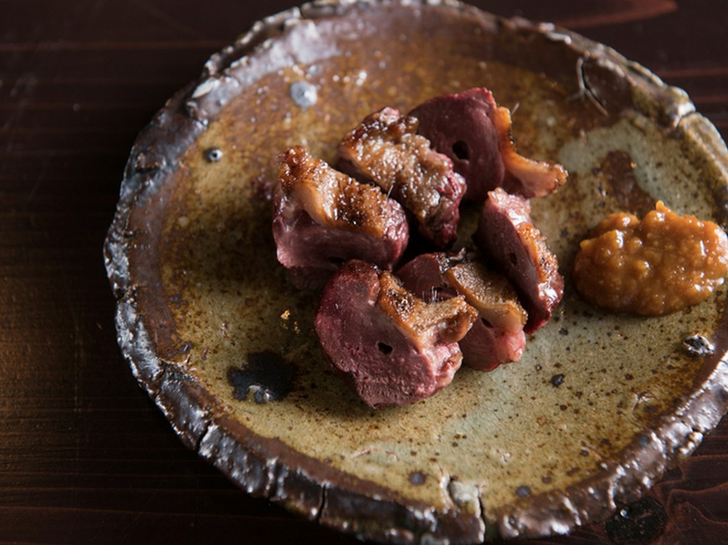 網捕りにより滋味が溢れ出す『尾長鴨の炭火焼き』