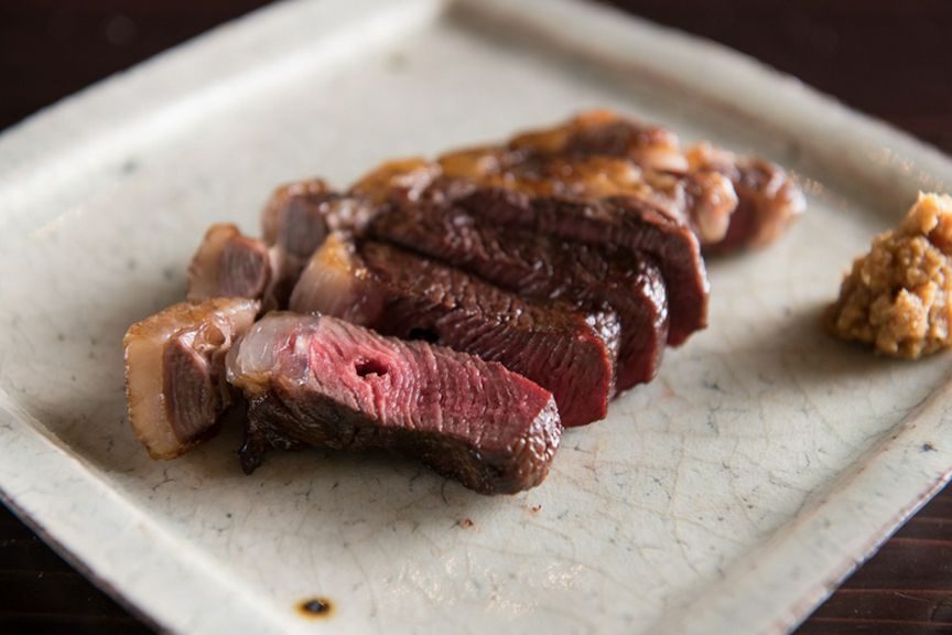 ホースラディッシュの醤油漬けでいただく『鹿の炭火焼き』