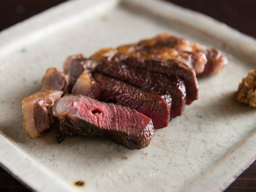 ホースラディッシュの醤油漬けでいただく『鹿の炭火焼き』