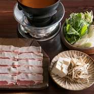 「猪肉は脂が美味しいんです」と熊本産の猪の肩ロース、ロース、モモ肉を味噌鍋に。熊本の麦味噌と田舎味噌を溶いた昆布出汁で仕立てます。ゴボウやセリなど、肉と相性のよい野菜をもたっぷり。