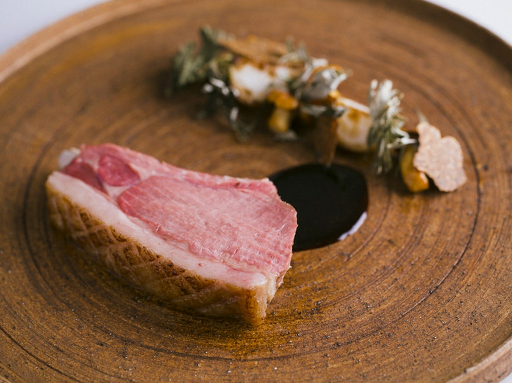 シェフが狩るジビエ、自社農園の野菜、生産者からの季節の食材