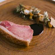 日本の自然が育む食材を探求し、自社＆生産者の2つの軸で四季折々の滋味あふれる素材を取り揃え。シェフが狩猟した獲物、千葉の「ラチュレ農園」の野菜、日本各地の生産者が愛情をもって育てた逸品食材が集います。