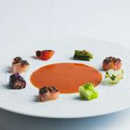 漁獲量を制限し、海の未来を考え自主的な資源管理をすすめている漁師さんの魚を使用しています。また海の魚介類だけでなく川魚や淡水の魚も使い日本の川魚文化の良さを伝えています。