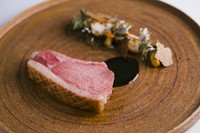 スペシャリテを中心とする7皿を楽しめる特別コース。山野の食材やジビエ、四季折々の食材がふんだんに使われ、都心にいながら、大自然を感じ、季節の移ろいを旅するような食体験が叶います。写真はイメージ。