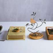 【ラチュレ】の世界観に一瞬にして魅了されるアミューズ。写真の例は、きのこ図鑑から登場するキノコのタルト、胡桃の殻から出てくる胡桃のケークサレ、鹿の毛の上に乗る鹿のマカロン、木の上にとまる鳩のサブレ。