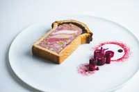 創業以来、つくり続けている前菜。フランス料理の技法がすべて活かされ、伝統的な料理のおいしさと奥深さにひたれます。この料理にシェフ独自のアレンジを加えたパテアンクルートの力強い旨みも圧巻!