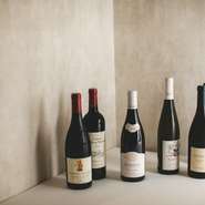 ブルゴーニュ、ボルドー、ローヌ、シャンパーニュなどのフランス産とカリフォルニア産を中心とし、世界各国のワインを300種ほど取り揃え。オンリスト銘柄などの詳細は店舗でご案内します（公式HPにも掲載）。