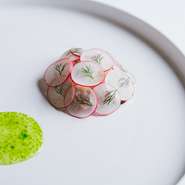 ランチの『Menu Lature』に、お魚のメイン料理をプラスした6皿のランチフルコース。四季折々の大地の恵みに旬の魚料理が加わり、その時季の山海の幸を大満喫できます！写真はイメージ。
