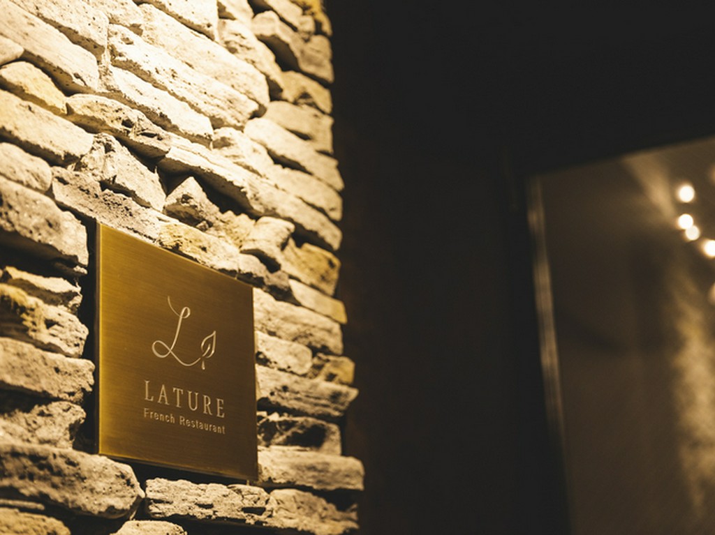 ラチュレの看板