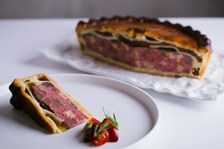 存在感のある美味。シェフの思いがこもる『パテアンクルート』