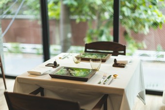 日本の四季と自然の素晴らしさを物語のある料理と空間で披露