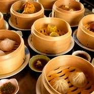 【時の葉】では季節に合わせた食材や調理法を用い、食べた瞬間、四季を感じられるような逸品をご提供しています。ムール貝や桜、鮎など、旬の食材を贅沢に包んだ点心をご堪能ください。