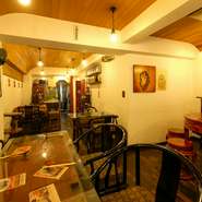 茶芸館をイメージした店内は、オーナー自らが中国に渡り、調度品を買い付けたこだわりの空間。1席1席異なるものを配置した椅子など、美麗な家具にも注目です。