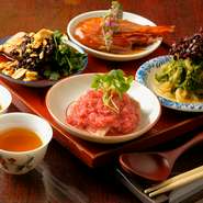 季節や食材のベストなタイミングに合わせて、毎月違った味わいが楽しめる『前菜盛りあわせ』はお店のおすすめ。彩り鮮やか、目にも楽しい『盛り合わせ』をご賞味ください。