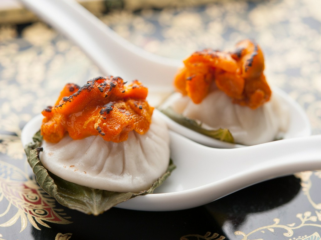 炙ったウニを贅沢にトッピング。至福のひと口を満喫する『ウニの小籠包』