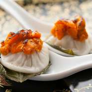 『小籠包』は必ず包みたてを提供、冷凍したものは一切使っていないといいます。炙ったウニの香ばしさを楽しむ、贅沢なひと品。至福のひと口をご満喫ください。