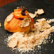 香港名物『チャーシューメロンパン』にオーナーシェフのアイディアを加え、お店オリジナルの逸品に仕上げました。揚げた卵黄とトリュフを上に乗せ、卵のトロッとした味わい、トリュフの豊かな香りをご堪能頂けます。