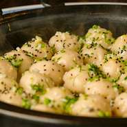 ひき肉の具にコラーゲンを加え、カリカリに焼き上げた『生煎包』はお店自慢の逸品。あふれ出す肉汁をご満喫頂けます。スープの仕込みに5、6時間をかけた手間隙かけたひと品、ぜひ1度ご賞味ください。