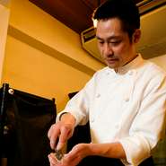 料理を口にされるお客さまのお顔を思い浮かべながら、ひと品ひと品、真心を込めておつくりしています。お客さまに「おいしい」と言っていただけるよう、精一杯のおもてなしをさせて頂いております。