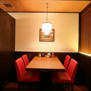 串カツといえば、大阪を代表する料理の1つ。職人がタイミングを見計らい、揚げたてアツアツを提供してくれるサービスは、大切な接待や会食にもおすすめです。2階には個室もあり。