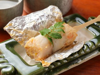 串カツでありながら衣がついていない、蒸し揚げされた異色の1本。ぜひ食す価値あり、の『蟹鱚巻』
