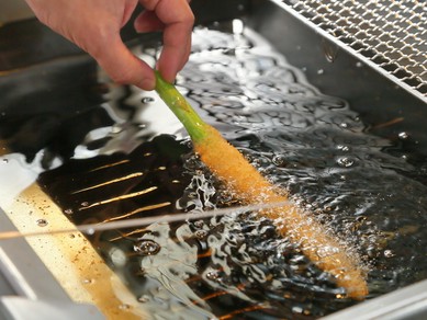 職人技が光る、1本丸ごとカラリと揚げた人気の『グリーンアスパラ』