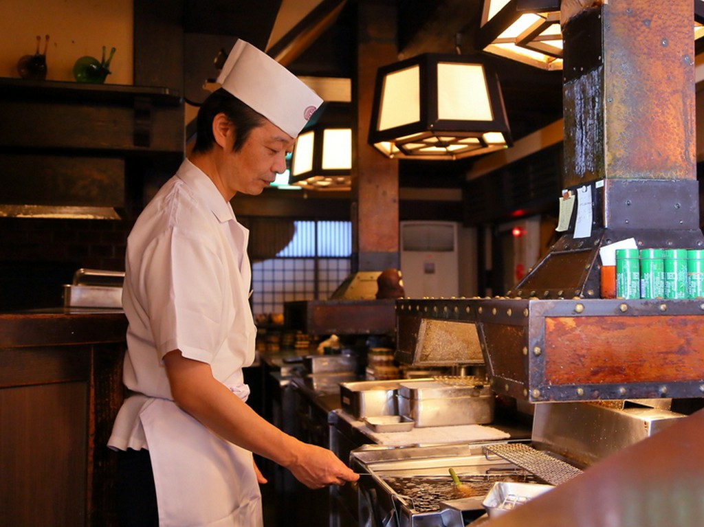 お客様への心配りで、1番美味しい串カツをテーブルへ