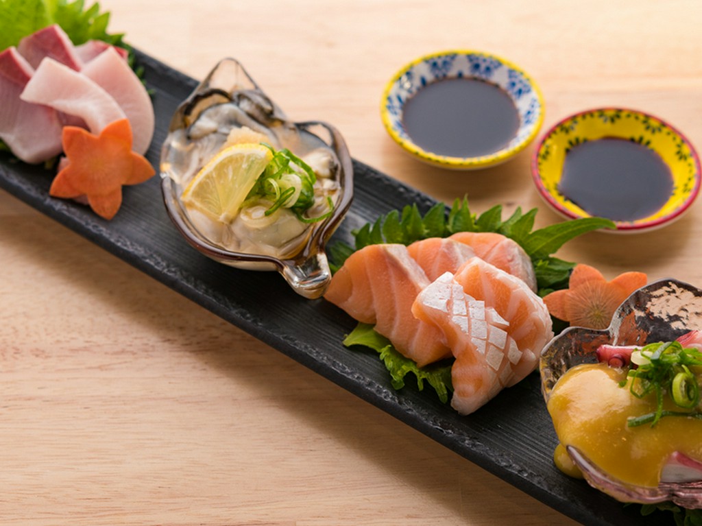 大満足間違いなし！新鮮さと美味しさにこだわった人気メニュー『鮮魚のお造り盛り合わせ』
