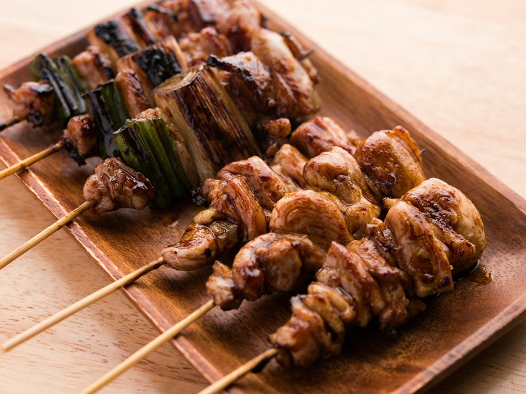 新鮮な鶏もも肉を特製タレと共に堪能する。炭火焼き鳥『鶏もも「塩・タレ」』