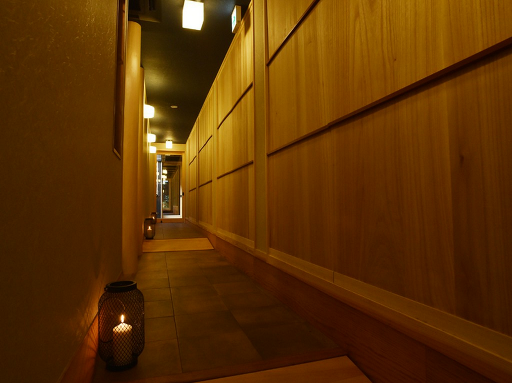 ふたりの進む道を優しく照らしてくれる、足元の行燈