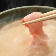 以前、湯葉を扱う日本料理店で、料理長としての経験があります。そのため湯葉をつくる工程や大豆の知識も豊富。その経験を活かし、湯葉や豆乳を使った美味しい料理をご提供したいと考えます。