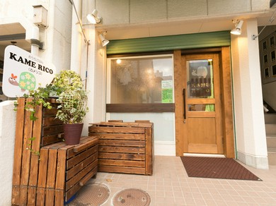 愛らしい亀が目印。一人でも訪れやすいオシャレな店