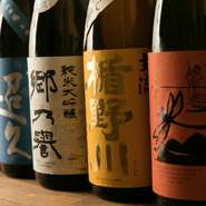 日本酒に精通した店主が吟味して集めている「純米酒」。その数なんと30種類以上常備しているという、日本酒好きにはたまらない一軒です。もちろん定番のビールや焼酎、果実酒もあり充実のラインナップです。