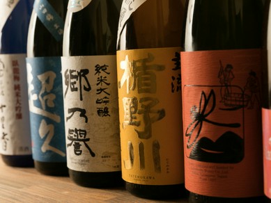 「純米酒」にこだわって店主が集めた、30種類以上の日本酒に酔う