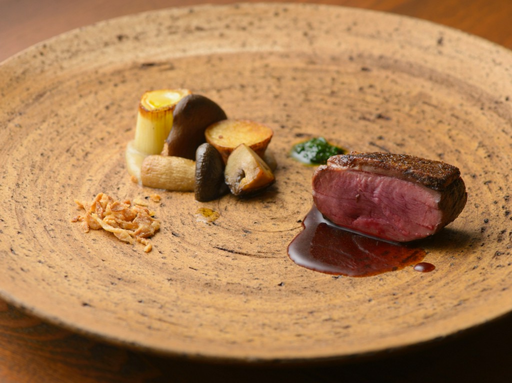 皮目の香ばしさと赤身肉の柔らかさが絶品『七谷鴨のロースト』