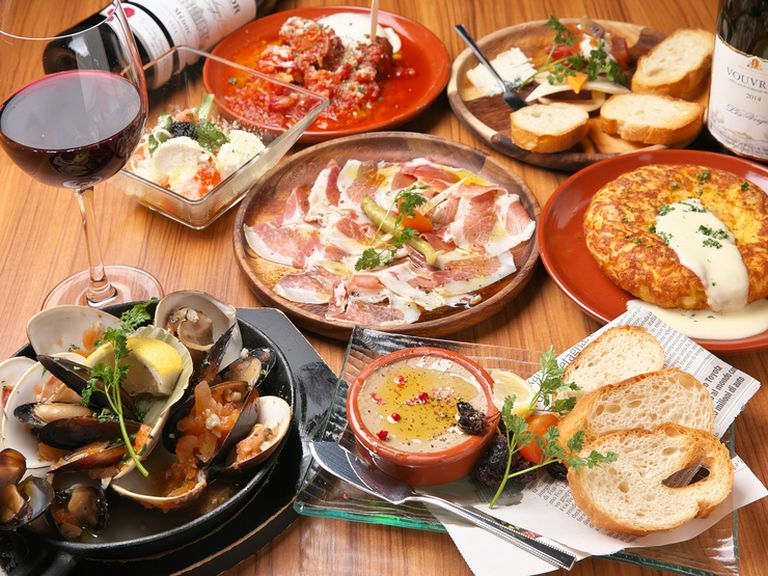 女子同士、色とりどりの小皿料理とワインで乾杯!