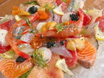 7～8種類の魚介を散りばめた贅沢な一皿『本日の新鮮魚介　いろいろカルパッチョ』はわさびがアクセント
