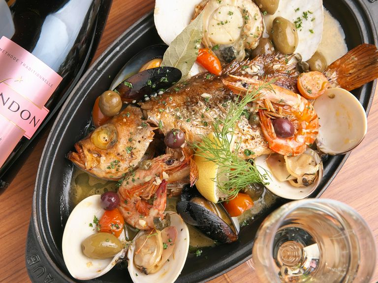 旬の魚介で贅沢な味わい!『本日の白身魚と魚介いろいろでアクアパッツァ』