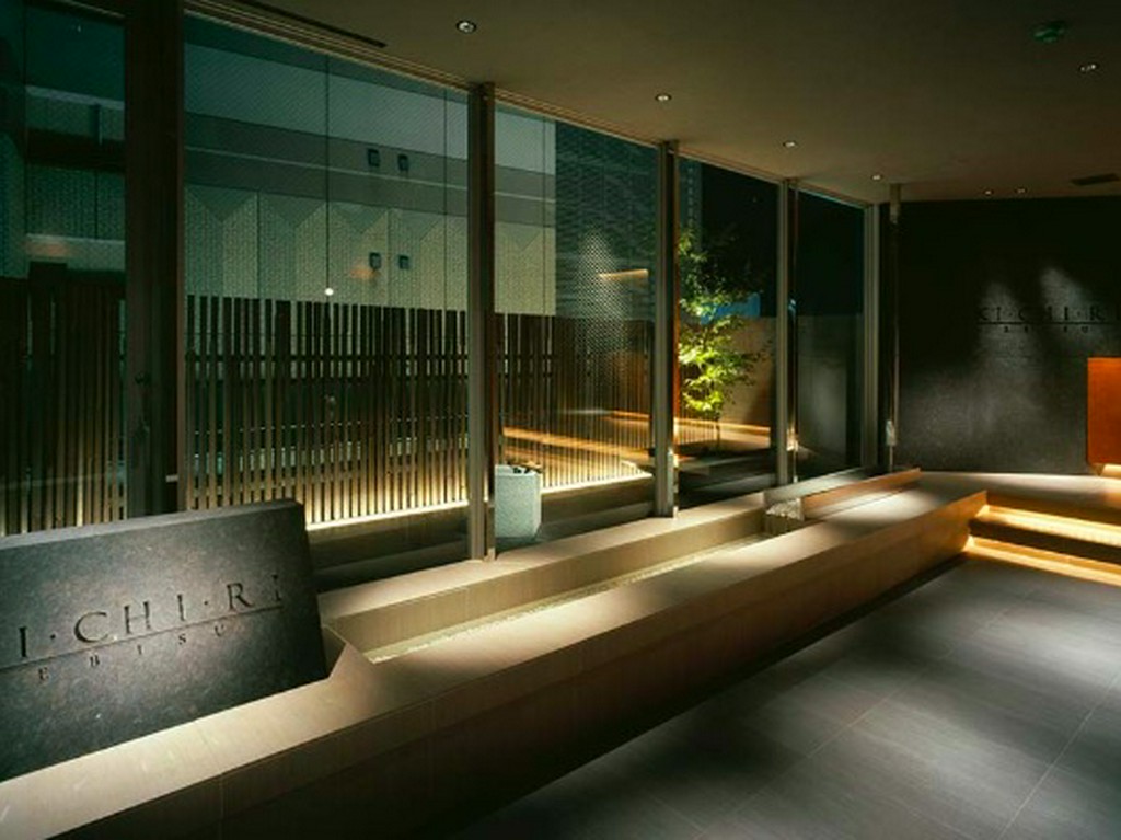 接待や会食で。プライベート利用可能な扉付き完全個室をご用意。