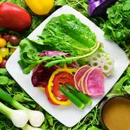 新鮮な野菜をたっぷり使用した、農園バーニャカウダ〈約2人前〉KICHIRI特性のバーニャカウダソースで。