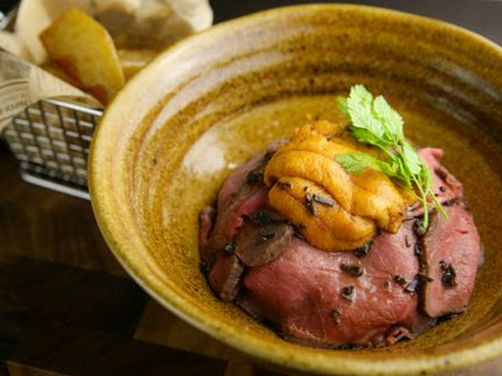 贅沢に雲丹をのせたローストビーフトリュフ丼