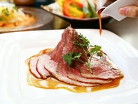 平日限定の低価格で総料理長自慢のローストビーフを含む、当店人気の全7品を堪能できるお得なコースです。
