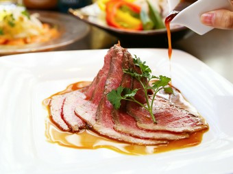 平日限定の低価格で総料理長自慢のローストビーフを含む、当店人気の全7品を堪能できるお得なコースです。
